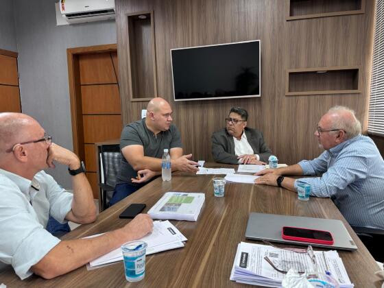 Prefeito se reuniu com diretoria de prestadora de serviços de coleta de lixo.