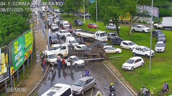 Caminhão perdeu o freio, o que causou a colisão acidental.