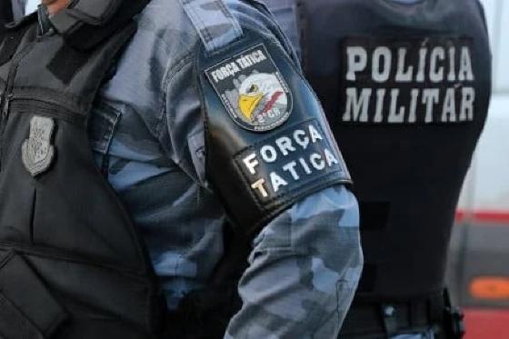 O confronto que resultou na morte do criminoso aconteceu por volta das 14h59, quando os policiais da Força Tática foram informados sobre um faccionado que estava distribuindo drogas em uma região do município.