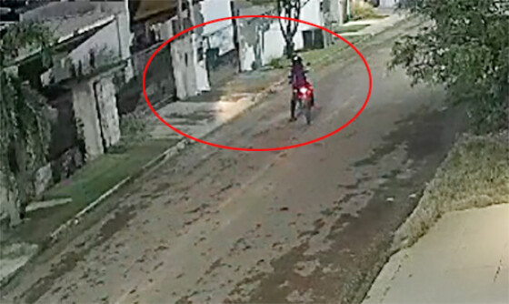 Imagem mostra bandido atirando contra a casa das vítimas