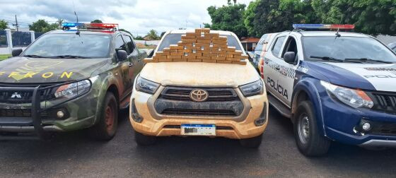 Foram encontrados 40 tabletes de substância análoga a pasta base de cocaína.