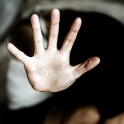 A mãe da vítima registrou um boletim de ocorrência relatando a insistência do investigado em manter contato com a filha.