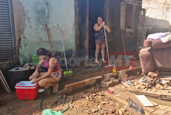 Famílias que foram atingidas pelos alagamentos em Cuiabá