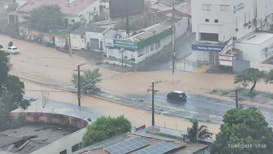 Trecho da avenida do CPA ficou alagado.