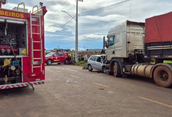 O impacto frontal foi tão forte que destruiu a parte de frente do Uno