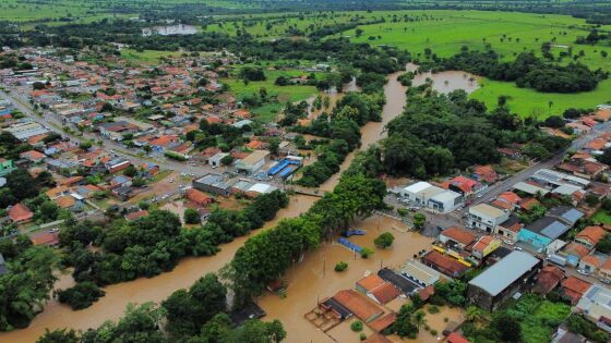 Cidade ficou debaixo d"água após chuva na segunda-feira (13).