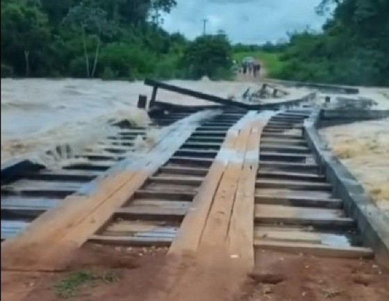 Correnteza provocada pela chuva levou ponte de madeira em Salto do Céu