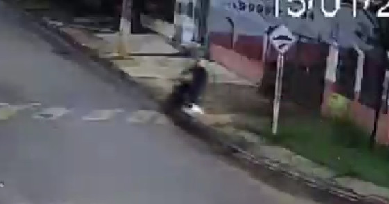 Homem bate motocicleta e morre