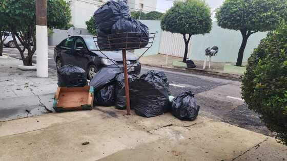 Lixo acumulado incomoda moradores do Bosque da Saúde.