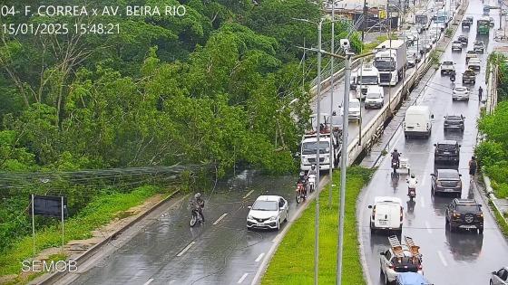 A orientação aos motoristas é evitar o trecho e utilizar rotas alternativas.