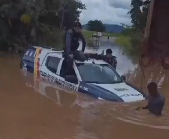 Um trator que passava pela região puxou a viatura. 