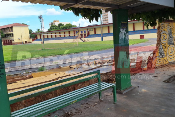 Queda ocorreu próximo ao ponto de ônibus na parte de trás da unidade de ensino.