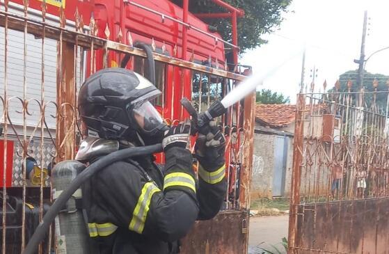 Os bombeiros conseguiram controlar as chamas antes que o incêndio se alastrasse por toda a casa.