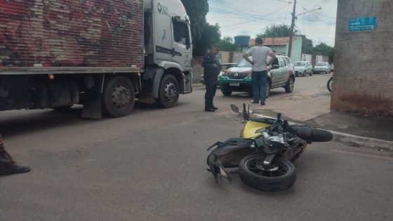 Feridos, eles foram socorridos por uma equipe do Serviço de Atendimento Móvel de Urgência. 