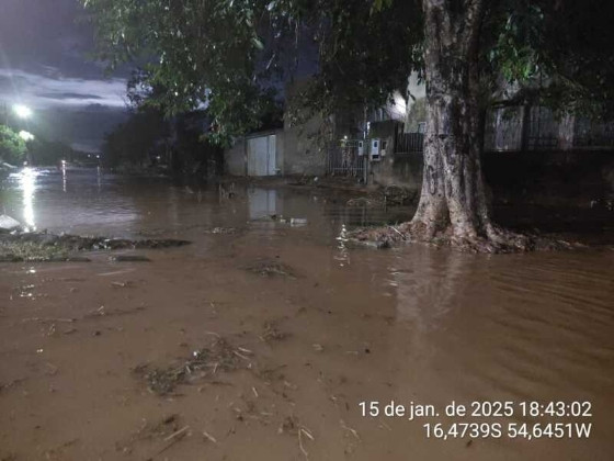 As vítimas foram orientadas a não retornarem para suas casas até que o nível da água baixasse. 