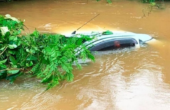 A motorista foi retirada da água já sem sinais vitais