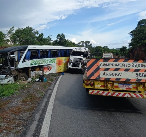 O ônibus seguia em direção a Cáceres, já a carreta-prancha em direção a cidade de Cuiabá.