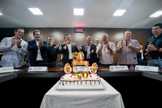 Autoridades cantaram "parabéns a você" em celebração à marca alcançada pelas forças de segurança.