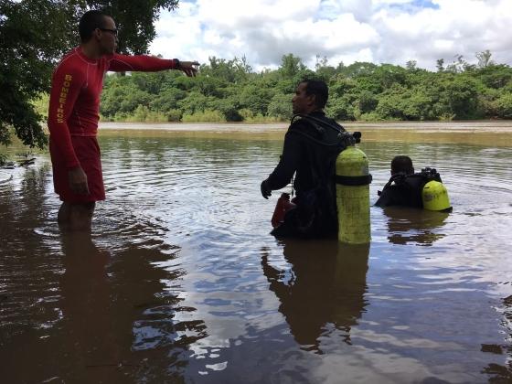 O corpo da vítima foi localizado pelo Corpo de Bombeiros, cerca de 5 km da “prainha”.