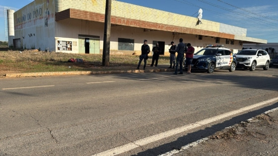 Um trabalhador que passava pela região avistou o cadáver e acionou as autoridades.