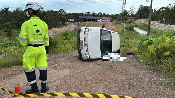 Gol capotou e o condutor morreu no local.