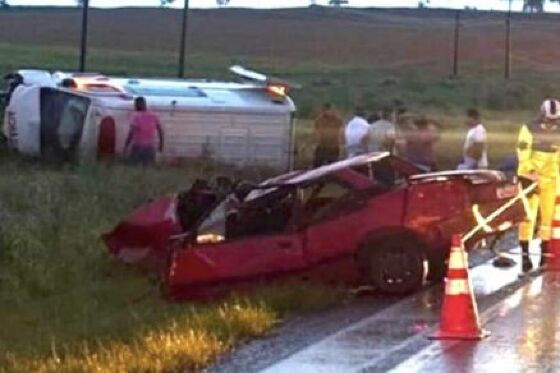 O acidente aconteceu por volta das 17h30, no km 900 da rodovia.