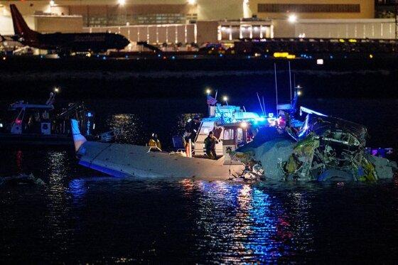 Colisão de um avião com um helicóptero ocorreu perto de Washington D.C. na noite da quarta-feira (29).