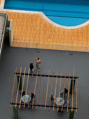 O homem estava bastante exaltado e aparentemente sob efeitos de substância psicoativa e álcool