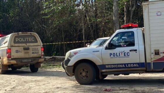 A polícia investiga a causa da morte. 