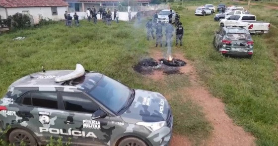 As equipes receberam informações de que os suspeitos ocuparam a área e impediam o acesso de quem detinha a posse da propriedade