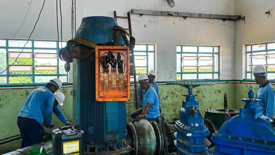 A falta de manutenção regular e a necessidade urgente de reparos refletem a situação crítica da infraestrutura de abastecimento de Várzea Grande.