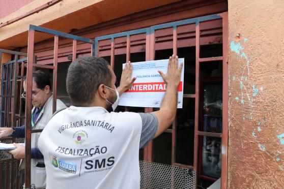 Fiscais da Vigilância Sanitária apreenderam pacotes de arroz, feijão e caldo de carne vencidos.