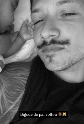 Nas fotos, a bebê aparece ao lado dele e de outros familiares, incluindo o irmão gêmeo de Yuri.