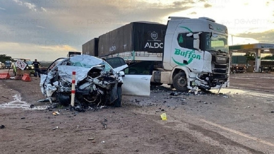 Com o impacto, o carro foi completamente destruído 