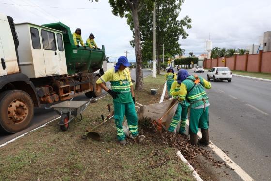 Prefeitura garante estar com pagamentos em dia, mas se comprometeu a intermediar situação.