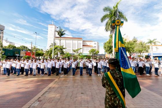 Cerimônia era feita na sede da Junta Militar e agora é feita em frente à Prefeitura.