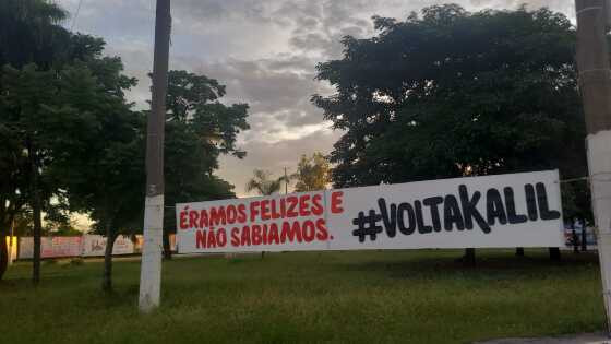 Faixas estão sendo espalhadas em toda a cidade.