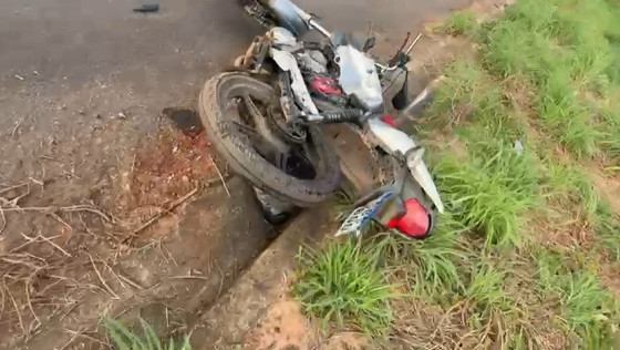 Após a colisão o motociclista caiu e morreu ainda no local.