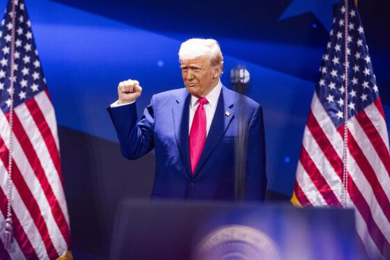 Em discurso no CPAC, Trump chamou a família Bolsonaro de "grande família"