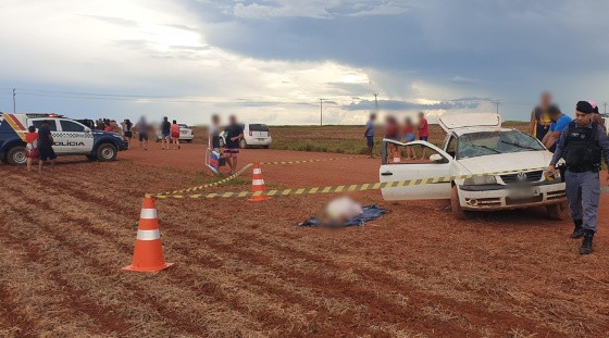 A mulher foi arremessada do carro no capotamento