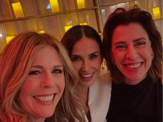 Demi Moore com Fernanda Torres e Rita Wilson, esposa de Tom Hanks, no jantar especial para indicados ao Oscar 