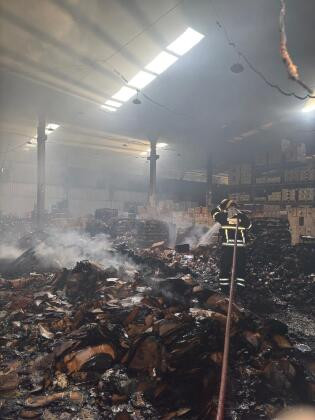 Incêndio destruiu parte do depósito de um supermercado, no bairro São José.