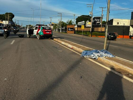 Com o impacto, ele foi arremessado e morreu no local.