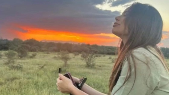 “Minha leoa. A mulher mais forte desse mundo”, escreveu o artista no story com uma foto da cantora admirando o pôr do sol sul-africano.