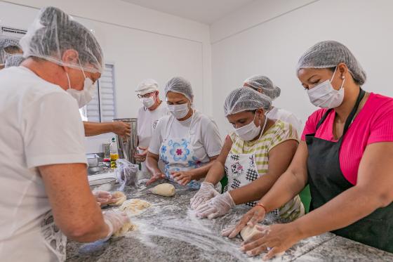 A ação busca capacitar as mulheres para a produção de pães, possibilitando tanto a geração de renda 