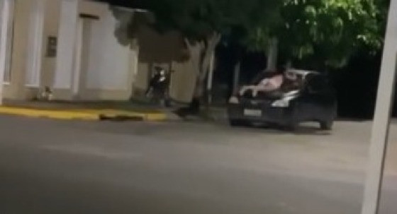 Aos gritos de “não vai sair” e “bate em mulher”, ela tentou impedir o homem de sair com o carro.