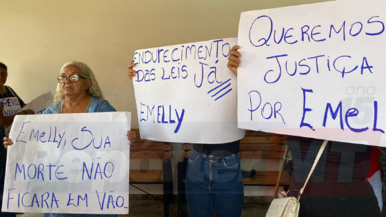 Familiares protestaram durante velório de adolescente.