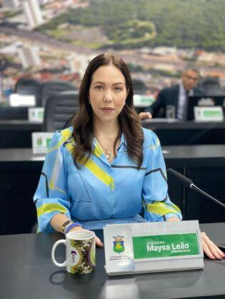 Maysa Leão é vereadora, vice-presidente da Câmara Municipal de Cuiabá, mestre em Marketing e Inteligência Artificial, empresária, educadora digital e ativista pela inclusão e erradicação da violência contra crianças e mulheres.