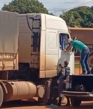 Os policiais precisaram quebrar a janela do passageiro para conseguir abrir a porta do veículo.