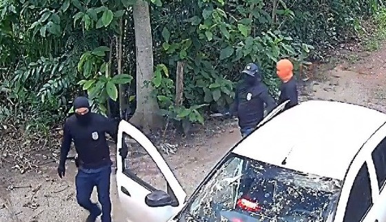 Foram realizadas diligências para encontrar os bandidos, mas devido a comunicação tardia do crime, as equipes da Polícia não obtiveram êxito.